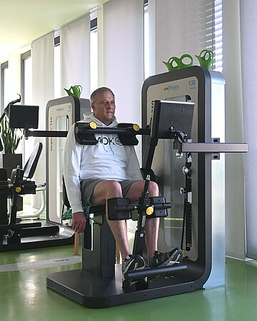 AOK-Gesch&auml;ftsf&uuml;hrer Markus Packmohr trainiert an einem Ger&auml;t im AOK-Gesundheitszentrum in Ravensburg.
