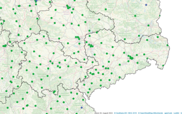 Karte der Bundesl&auml;nder Sachsen und Th&uuml;ringen, auf denen gr&uuml;ne Punkte die Standorte von Kliniken angeben, welche Kniegelenksersatzbehandlungen anbieten.