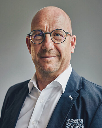 Foto: Portr&auml;tfoto von Prof. Dr. Stefan Selke, Professor f&uuml;r &bdquo;Gesellschaftlichen Wandel&ldquo; und Forschungsprofessor f&uuml;r &bdquo;Transformative und &Ouml;ffentliche Wissenschaft&ldquo;