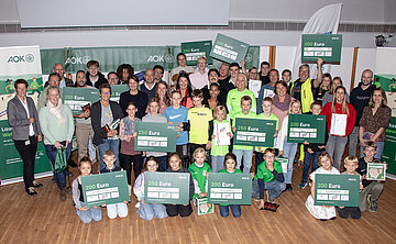 Die Veranstalter und Schülerinnen und Schüler der ausgezeichneten Schulen mit ihren Preisen.