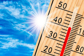 Im Hintergrund blauer Himmel mit Schleierwolken und die Sonne, im Vordergrund ein Holz-Thermometer, dessen Temperaturanzeige bei 40&deg; Celsius angelzeigt wird.