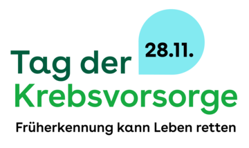 Das Logo zeigt den Schriftzug "Tag der Krebsvorsorge in dunkel- und hellgr&uuml;n, darunter etwas kleiner in schwarz "Fr&uuml;herkennung kann Leben retten. Links oben ist eine Sprechblase in t&uuml;rkis abgebildet mit dem Datum 28.11. in schwarz