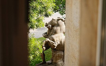 Foto: Blick aus einem Fenster des Bundessozialgerichtes auf eine Skulptur.