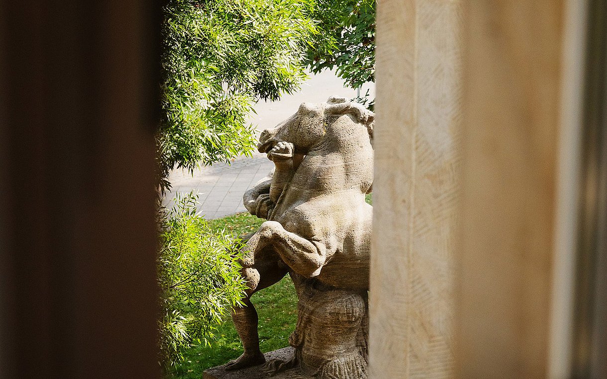Foto: Blick aus einem Fenster des Bundessozialgerichtes auf eine Skulptur.
