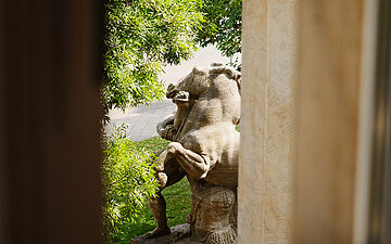 Foto: Blick aus einem Fenster des Bundessozialgerichtes auf eine Skulptur.