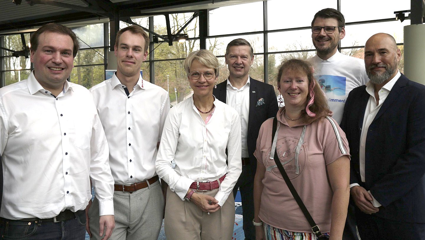 Gruppenfoto der Programmpartner 'NRW kann Schwimmen'.