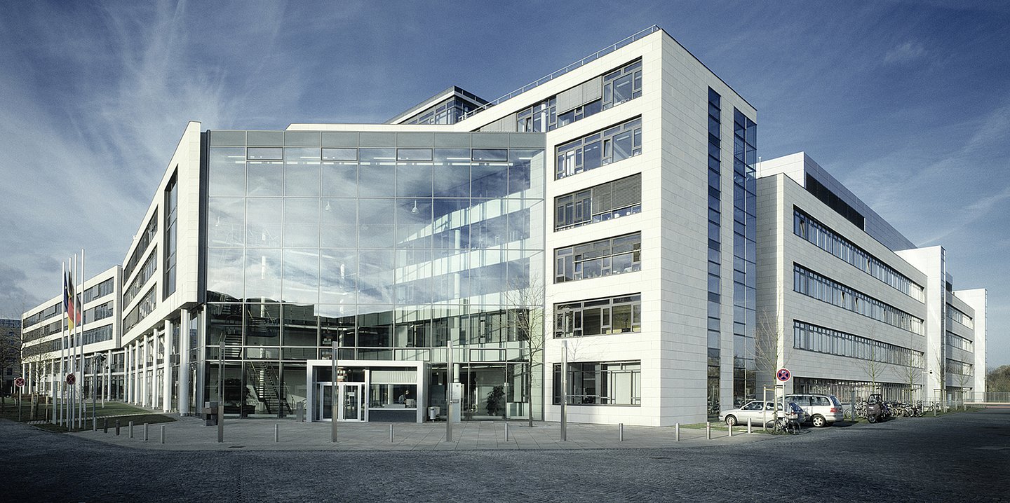 Foto: Gebäude des Bundesinstituts für Arzneimittel und Medizinprodukte von außen.