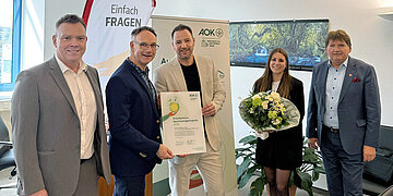 Foto: Von links nach rechts: Lars Reidenbach (AOK, Leiter Krankenhausfallmanagement), Frank M&uuml;ller (Verwaltungsdirektor Kreiskrankenhaus Alzey), Alexander Wildberger (AOK, Gesch&auml;ftsbereichsleiter Station&auml;re Versorgung), Christin Herrmann (AOK, Expertin Station&auml;re Versorgung, Heiko Sippel (Landrat des Landkreises Alzey-Worms)