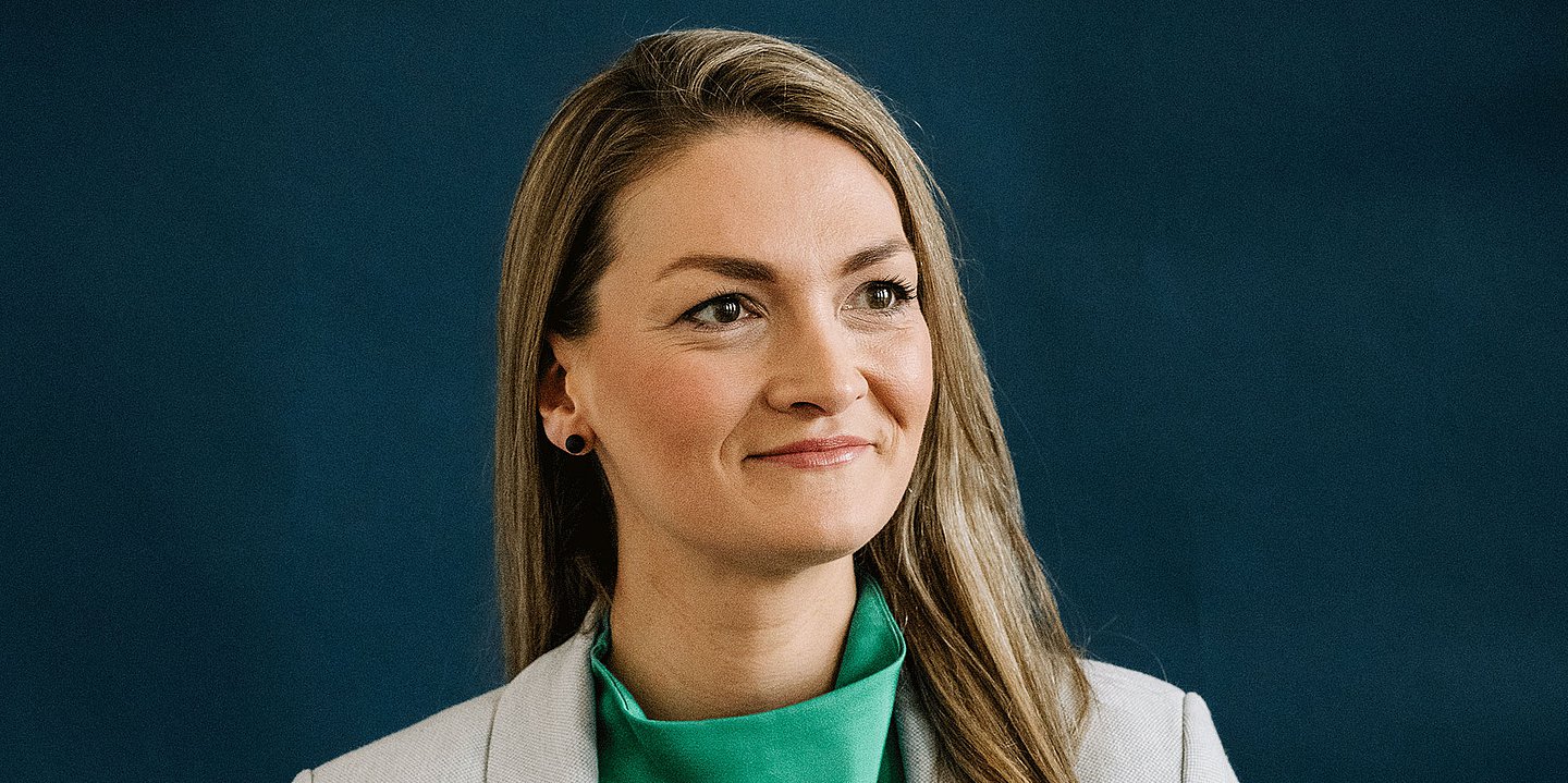 Porträt von Judith Gerlach, Bayerische Gesundheits-, Pflege- und Präventionsministerin, Juristin, Mutter und Digitalexpertin