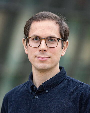 Portr&auml;t von Prof. Dr. Moritz Gerstung, Abteilungsleiter f&uuml;r K&uuml;nstliche Intelligenz in der Onkologie am Deutschen Krebsforschungszentrum (DKFZ).