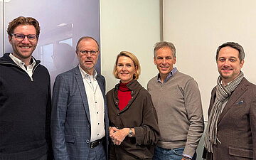 Foto:von links nach rechts: Martin Geller (Kfm. Gesch&auml;ftsf&uuml;hrer der moselclinic, Michael Ferber (Leiter Krankenhausfallmanagement Region West der AOK Rheinland-Pfalz/Saarland), Sibylle Stauch-Eckmann (CEO der Ortheum Gruppe), Dr. med. Christian Fink (Med. Gesch&auml;ftsf&uuml;hrer des Orthopaedicums) und Oliver Sanchez (CFO der Ortheum Gruppe)