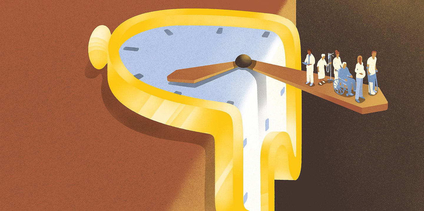 Auf einer Kante liegt eine Uhr. Die Hälfte liegt oben auf, die andere läuft die Kante herunter. Es sieht aus, als würde die Uhr schmelzen. Ihr großer Zeiger schwebt über dem Abgrund. Auf ihr stehen verschiedene kranke Personen: eine ältere Dame, ein Mann mit Krücken, eine Schwangere, ein Mann im Rollstuhl, der von einer Pflegerin geschoben wird und ein Arzt am Tablet.