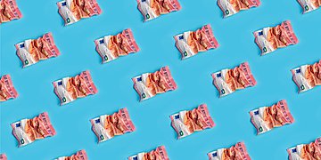 In Reihen und gleichen Abständen liegen zerknitterte zehn-Euroscheine auf hellblauem Untergrund.