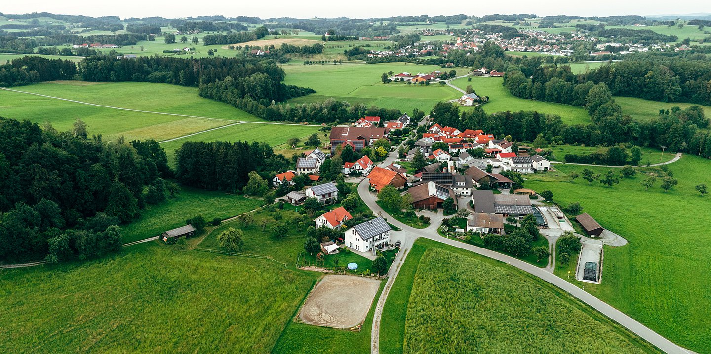Foto: Blick von oben auf eine ländliche Umgebung mit Dörfern.