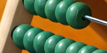 Rechenperlen Detailansicht der Perlen eines Rechenschiebers