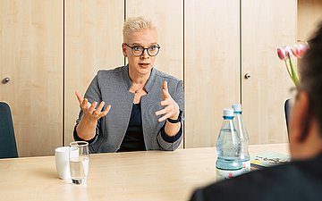 Interview mit Amtsärztin Kristina Böhm Foto von Kristina Böhm am Tisch im Interview mit G+G-Redakteur Thorsten Severin