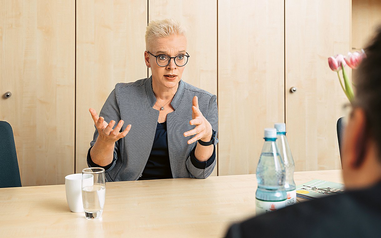 Foto von Kristina Böhm am Tisch im Interview mit G+G-Redakteur Thorsten Severin