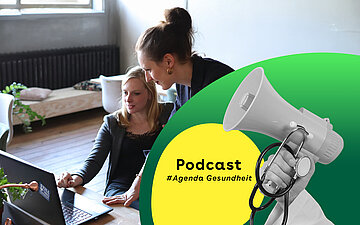 Zwei Frauen sitzen an einem Arbeitsplatz. Im Vordergrund ist das Kampagnen-Motiv des Podcasts zu sehen.