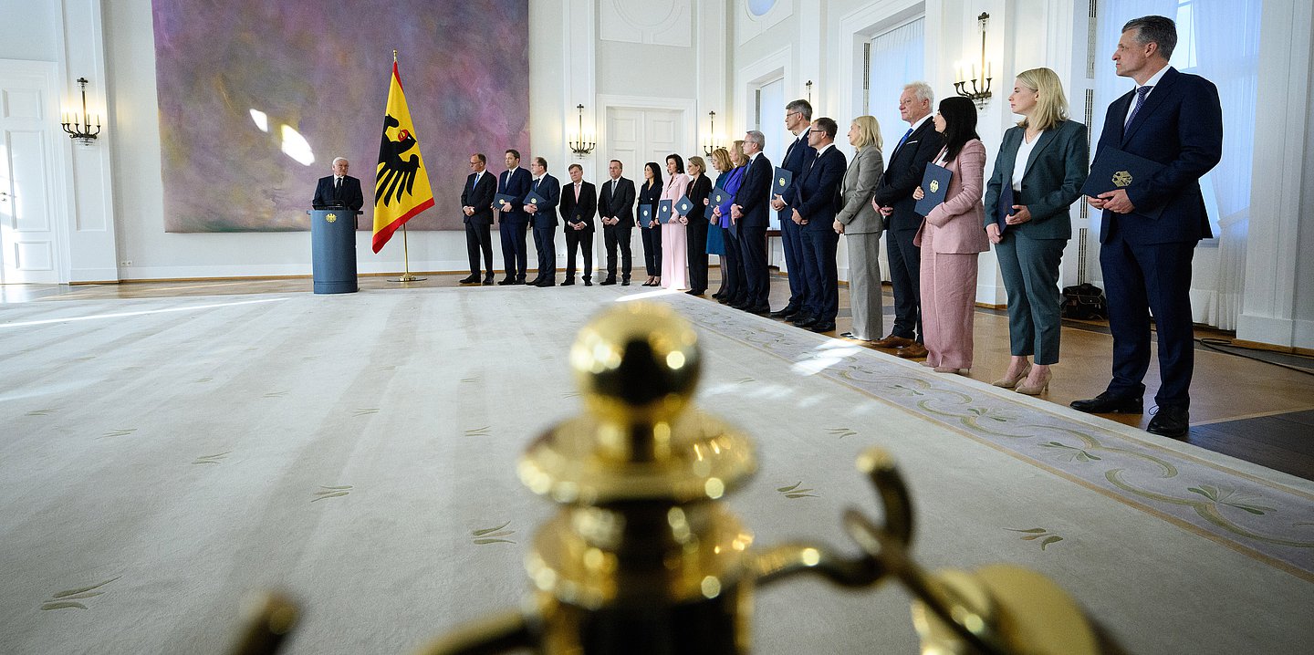 Foto: Bundesgesundheitsministerin Nina Warken mit den Kabinettskolleginnen und -kollegen im Schloss Bellevue.