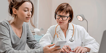Das Foto zeigt eine &Auml;rztin und eine Patientin im Gespr&auml;ch.