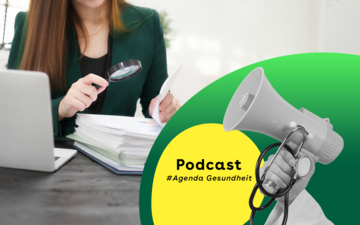 Eine Frau hinter einem Laptop h&auml;lt eine Lupe &uuml;ber ein dickes Buch. Im Vordergrund ist das Kampagnenmotiv des Podcasts zu sehen.
