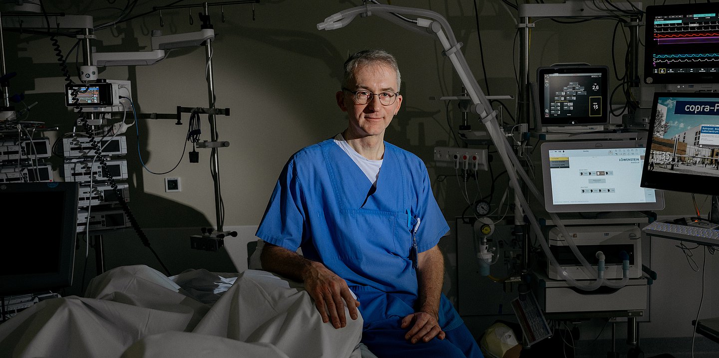 Foto von Pflegewissenschaftler Dr. Peter Nydahl umgeben von medizinischen Geräten und einem Klinikbett