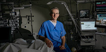 Foto von Pflegewissenschaftler Dr. Peter Nydahl umgeben von medizinischen Ger&auml;ten und einem Klinikbett