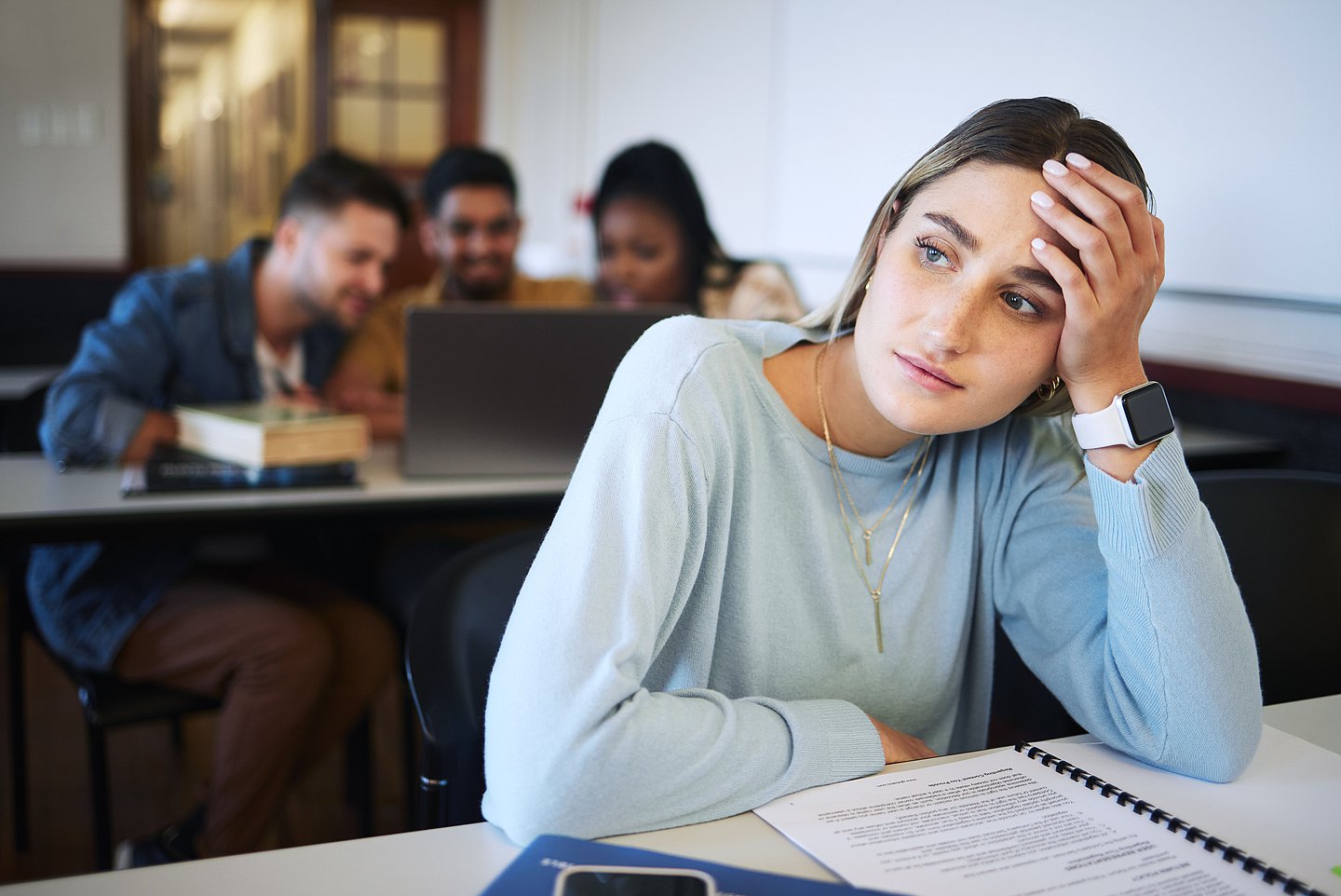 Studentin ist psychisch erschöpft und stützt sich den Kopf