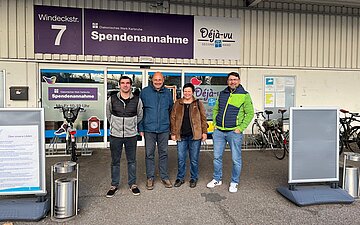 Gruppenbild mit Marc Beck, André Peters, Petra Spitzmüller und Andreas Schneider vor dem Sozialkaufhaus Déjà-vu.