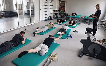 Gesundheitssystem Ukraine Foto zeigt ukrainische Soldaten, die im Kampf Gliedmaßen verloren haben, beim Training auf Matten in einem Rehazentrum