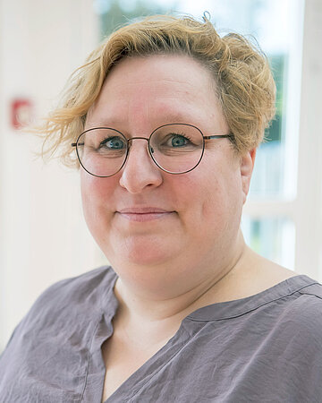 Portr&auml;t von Kathrin Hendricks, Koordinatorin Therapeutische Pflege bei der Evangelischen Altenhilfe