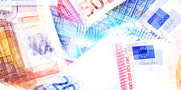 Verschiedene, verschwommene und &uuml;berlappende Geldscheine