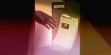 Illustration: Eine Hand greift nach einer Tasche mit medizinischen Aufnahmen und Unterlagen.