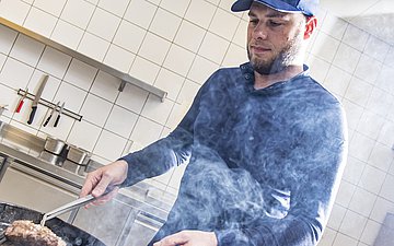 Simon Mayer Simon Mayer beim kochen
