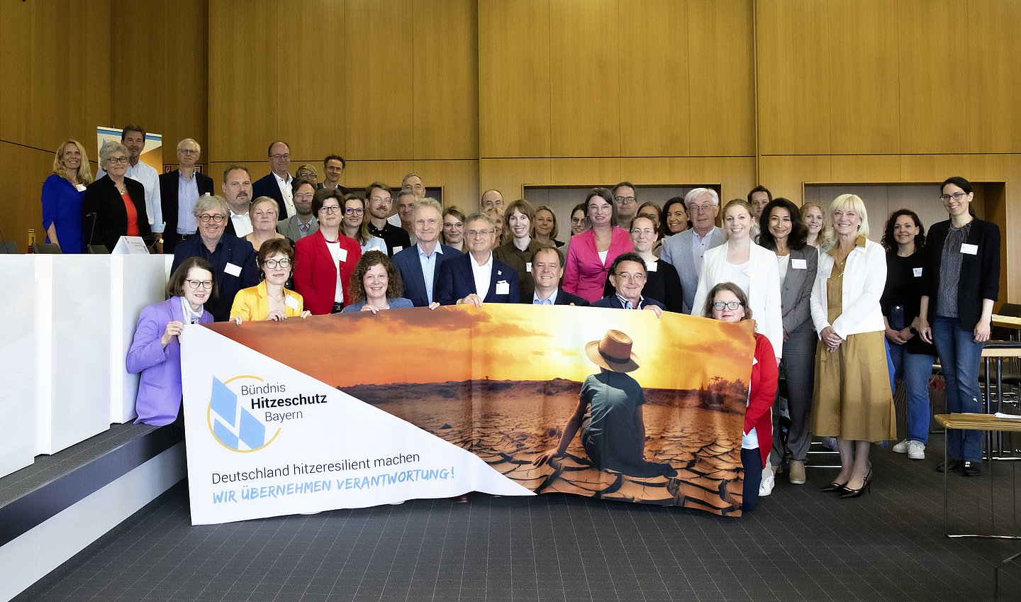 Vertreterinnen und Vertreter des Bündnis Hitzeschutz bei einer Veranstaltung der Bayerischen Landesärztekammer in München.