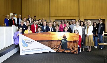 Vertreterinnen und Vertreter des B&uuml;ndnis Hitzeschutz bei einer Veranstaltung der Bayerischen Landes&auml;rztekammer in M&uuml;nchen.