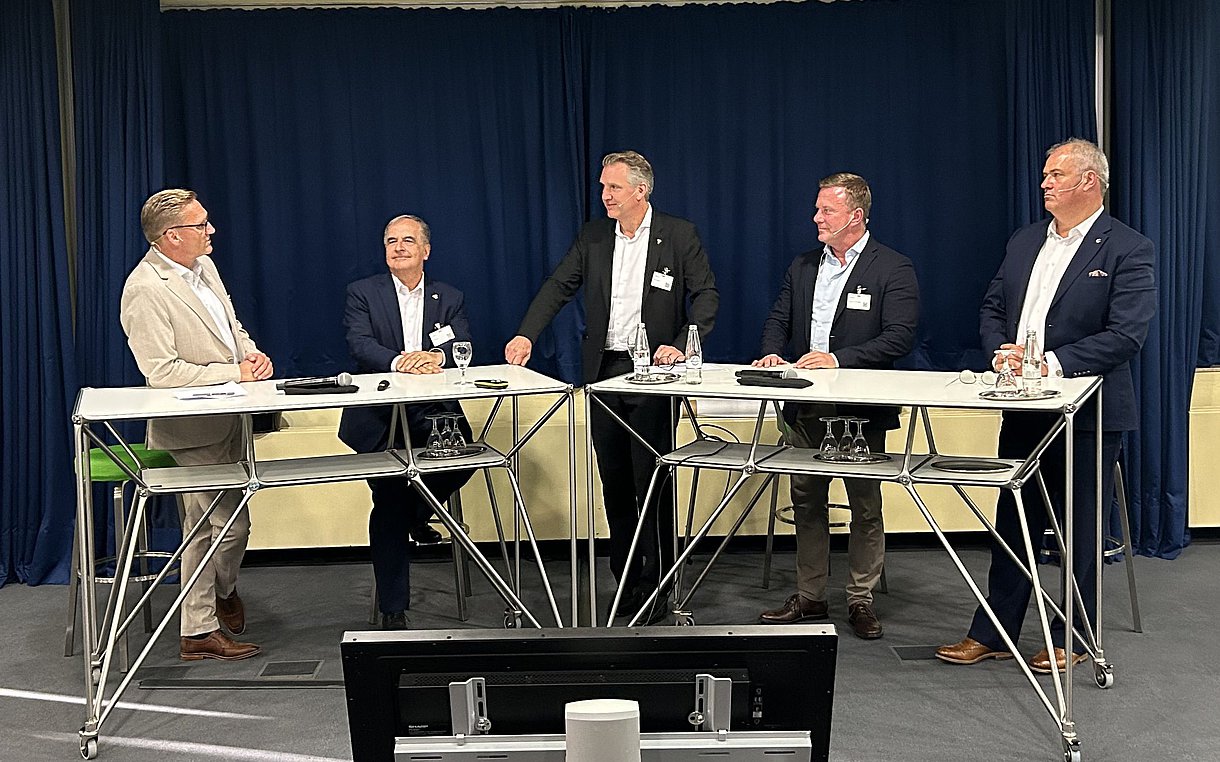 Bild der Podiumsdiskussion mit Günter Wältermann, Dr. Ulrich Arnold, Moderator Oliver Janzen, Dr. Markus Leyck Dieken, Bernd Wagner.