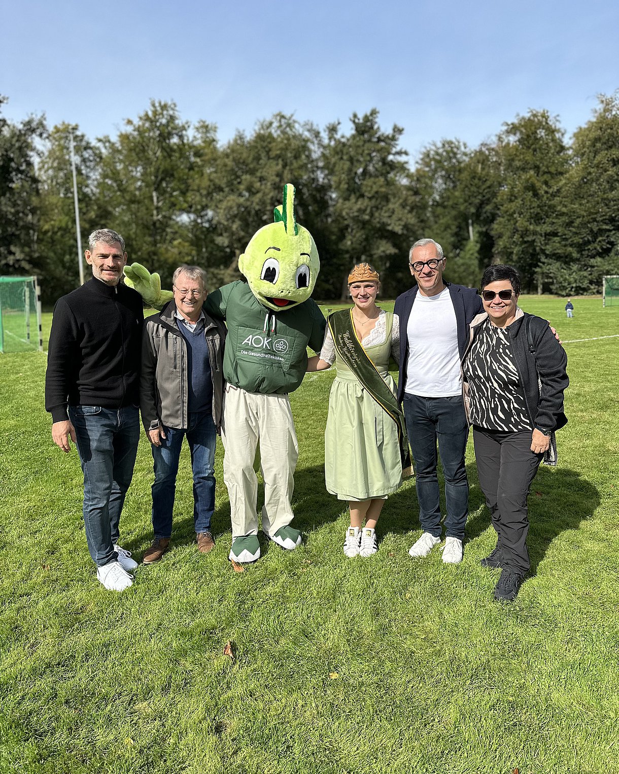 Gruppenfoto zum Wald-Erlebnistag mit AOK-Maskottchen Jolinchen