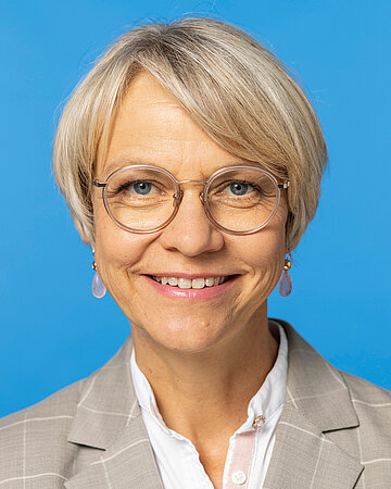 Foto: Portr&auml;t von Dorothee Feller, Ministerin f&uuml;r Schule und Bildung des Landes Nordrhein-Westfalen.