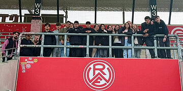 Foto: Jugendliche zu Gast im Stadion von Rot-Weiss Essen.