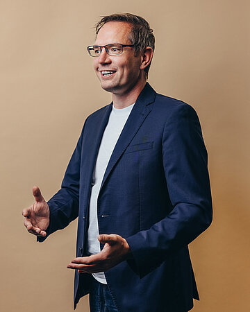 Foto von Kornell Adolph, wie er im Gespr&auml;ch gestikuliert