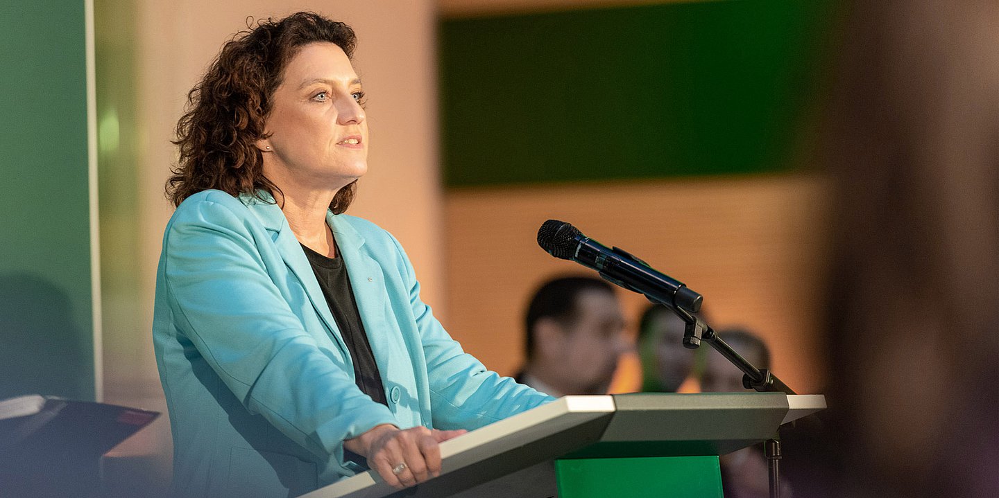 Foto: Dr. Carola Reimann, Vorstandsvorsitzende des AOK-Bundesverbandes, spricht beim Herbstfest des AOK-Bundesverbandes 2025.