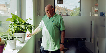 Foto: Peter Engeser im Wartebereich seiner Praxis.