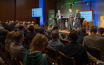 Podium und Publikum beim Parlamentarischen Abend