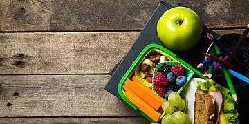 Pausenbox für einen gesunden Schulstart: Die AOK-Pausenbox Pusenbox gefüllt mit Obst, Gemüse und Vornkornbrot