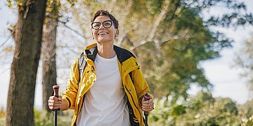 Foto: Eine Frau beim Walken in der Natur.