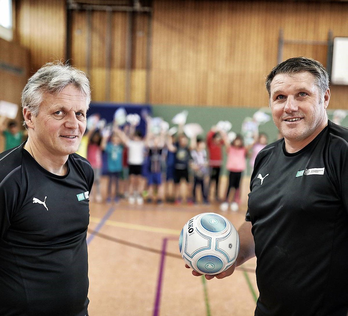 Marcel Witeczek (l.) und Michael Klinkert sind früher erfolgreich für Borussia Mönchengladbach am Ball gewesen. Heute sind sie die Gesichter der Grundschultour der AOK Rheinland/Hamburg. Foto: AOK Rheinland/Hamburg