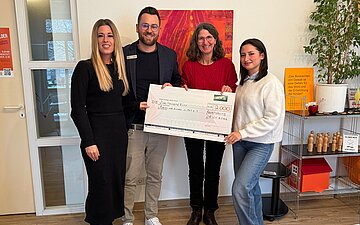 Bei der Spenden&uuml;bergabe im Frauenhaus Ravensburg