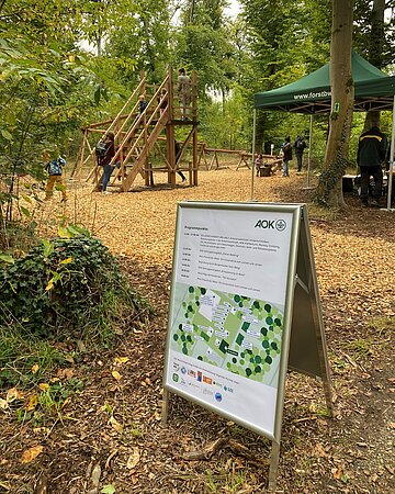 Eine im Wald stehende Informationstafel