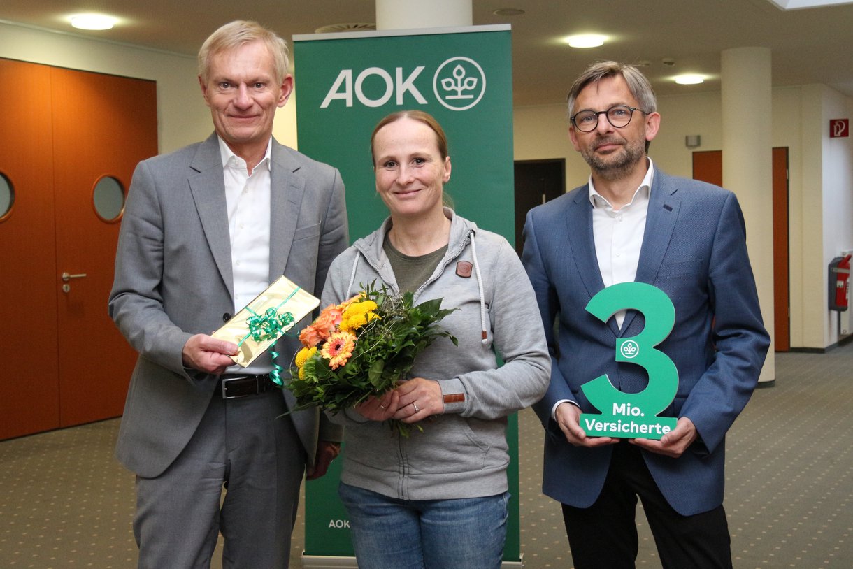 v.l.n.r.: Dr. Jürgen Peter (Vorstandsvorsitzender), Aurelia Gehrke, Jan Seeger (stellvertretender Vorstandsvorsitzender). Quelle Foto: AOK Niedersachsen. Die Gesundheitskasse.